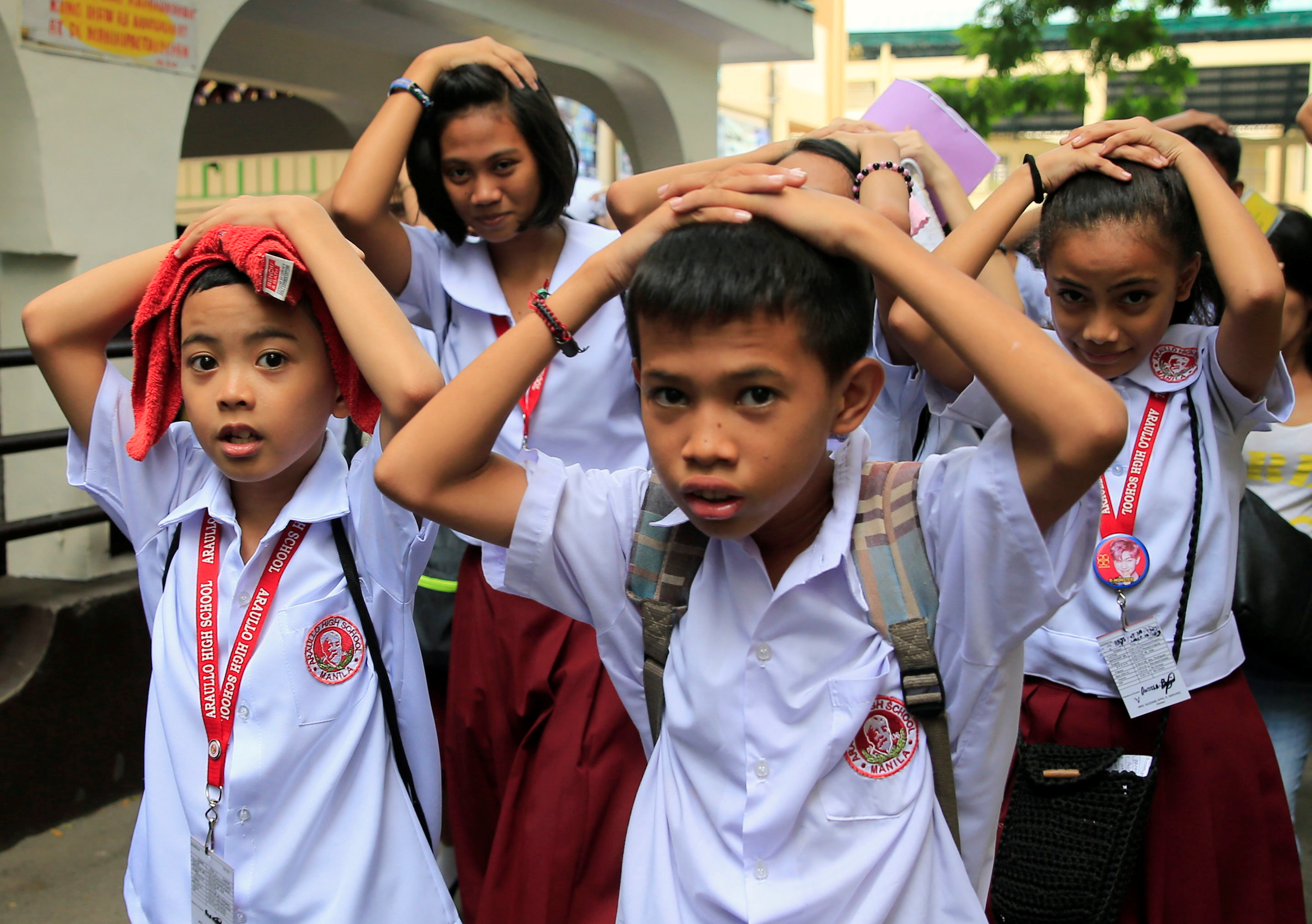 الطلاب يغادرون مبانيهم المدرسية بعد أن ضرب زلزال جزيرة لوزون الشمالية