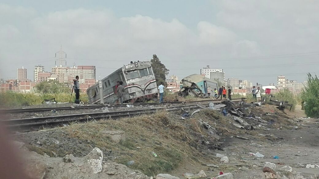 أول صور لموقع الحادث عقب انتشال حطام قطار الإسكندرية (1)