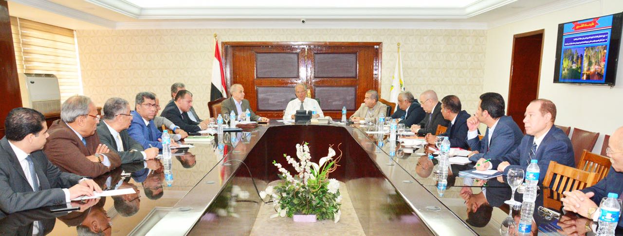 محافظ القليوبية يبحث مع وزير التنمية المحلية تطوير مدينة القناطر  (2)