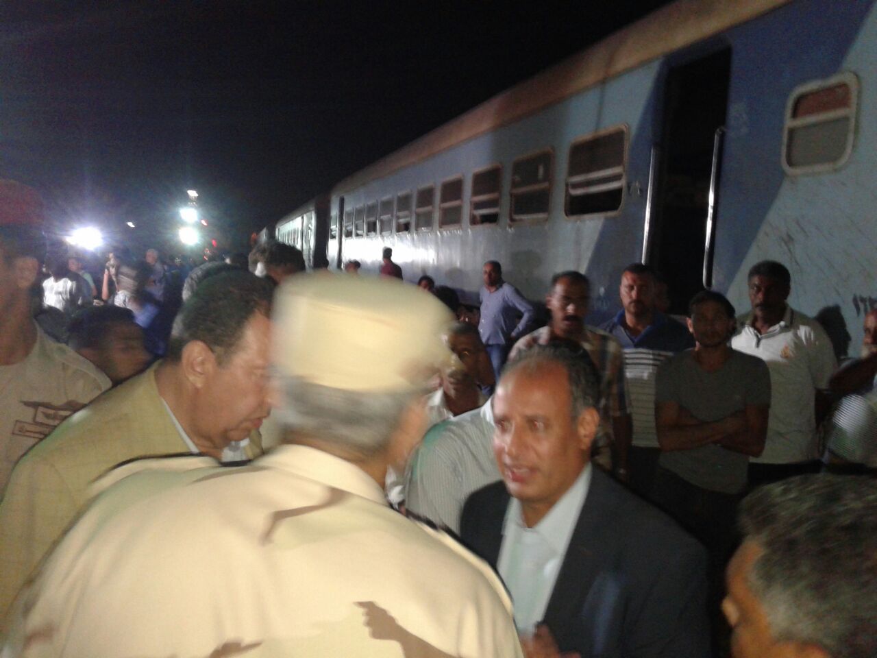 محافظ الإسكندرية ووزير النقل يتفقدان أعمال رفع عربات القطار  (6)