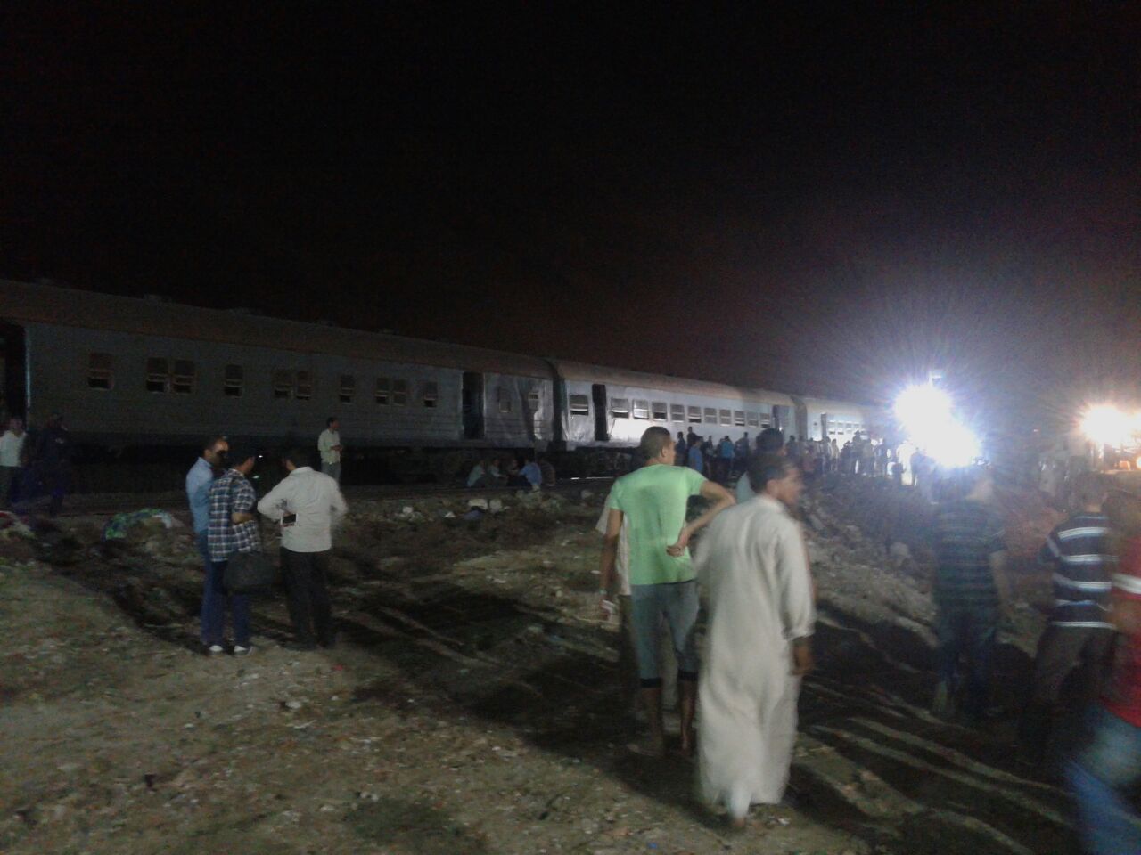 محافظ الإسكندرية ووزير النقل يتفقدان أعمال رفع عربات القطار  (5)