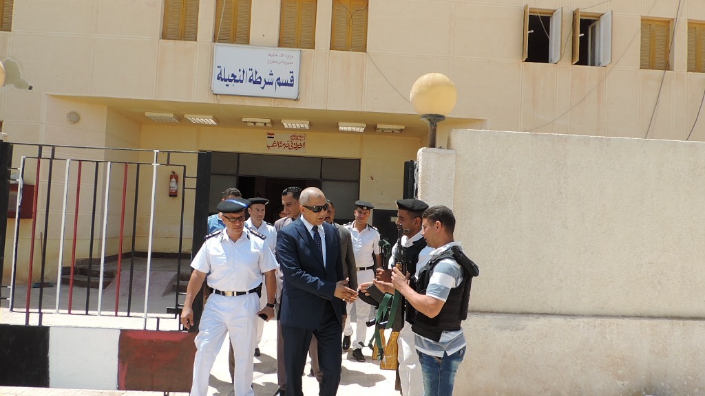  اللواء هشام نصر يصافح افراد الخدمة بقسم شرطة النجيلة