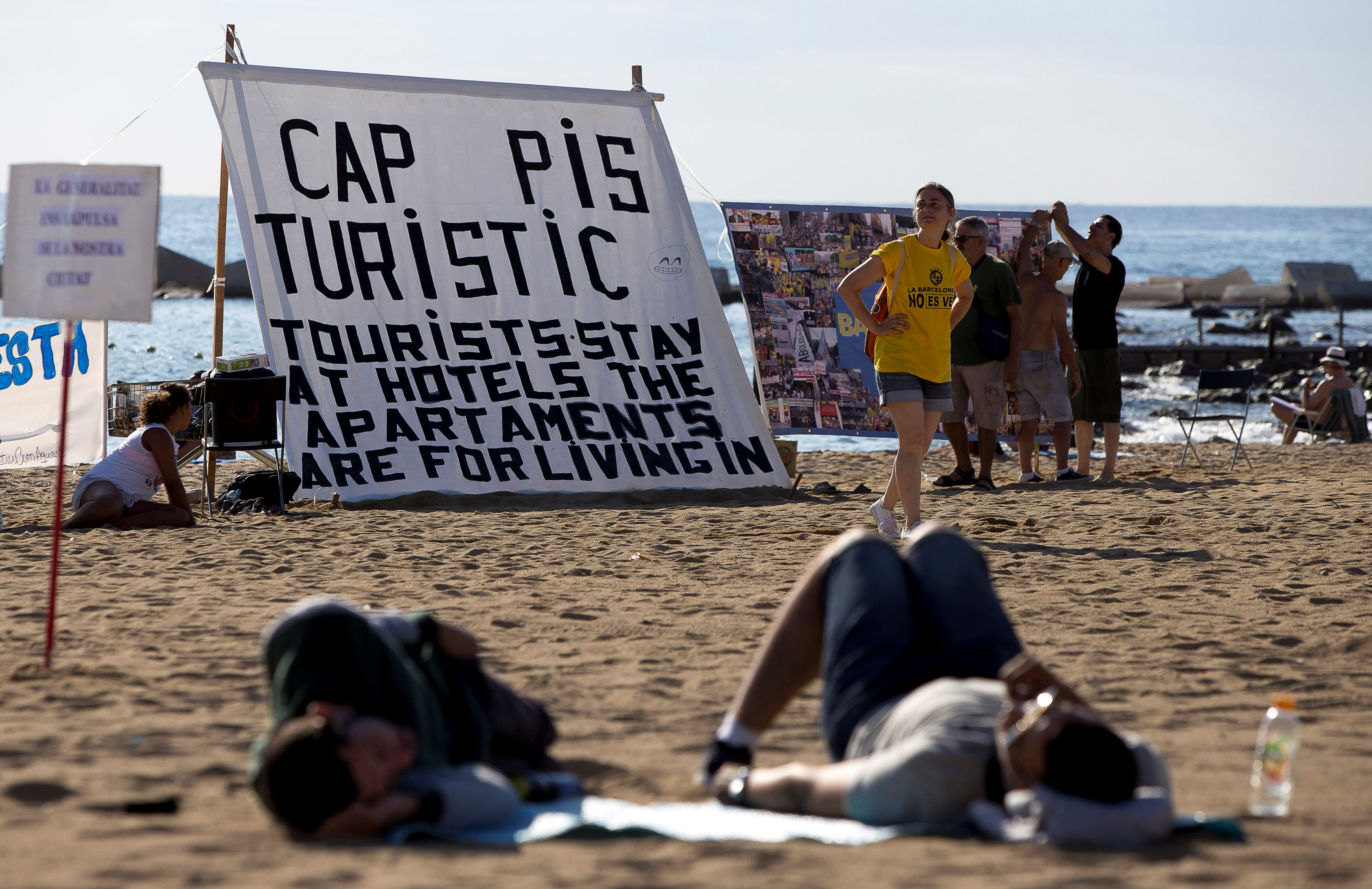 بالصور.. مظاهرات فى إسبانيا ضد استقبال السائحين فى برشلونة ...