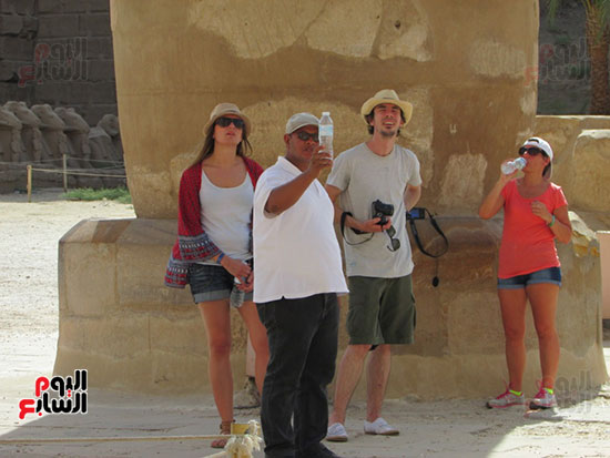    السياح يستمعون لشرح المرشد بمعبد الكرنك