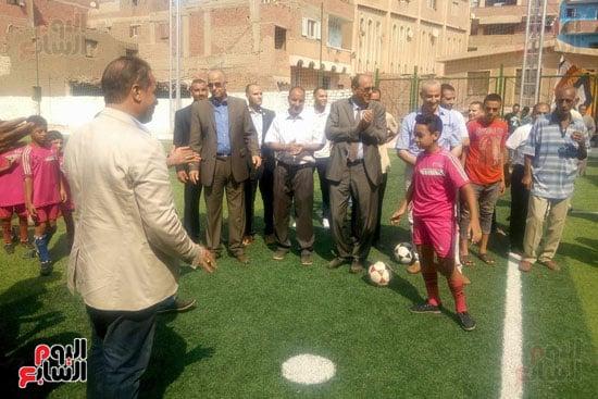 محافظ القليوبية ووكيل وزارة الشباب والرياضة يفتحون ملعب "ميت عاصم"