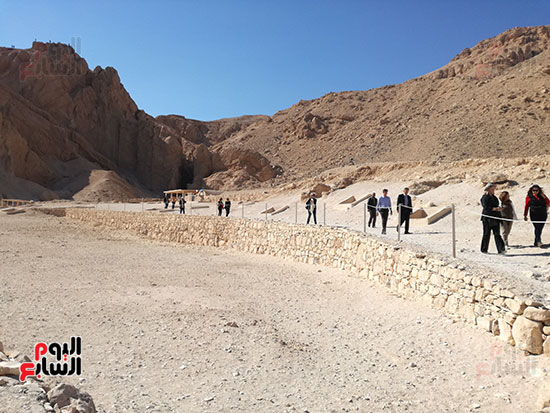   جانب من زيارات السياح لمقابر البر الغربى بالاقصر