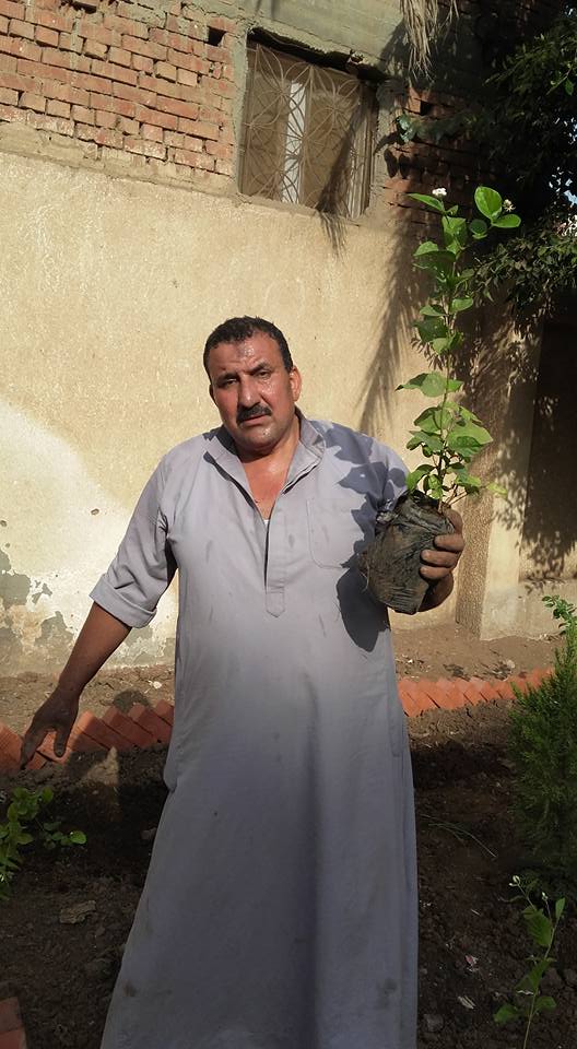 مدير المدرسة يزرع الحديقة