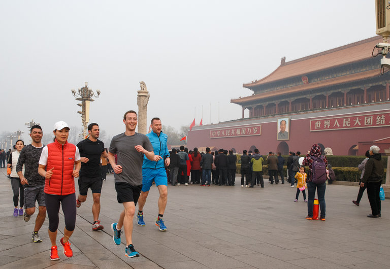 مارك زوكربيرج فى احدى الزيارات الى العاصمة بكين عام 2016