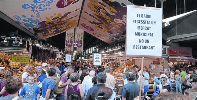 لافتة تقول الحى يحتاج الى أسواق عامة وليس المطاعم