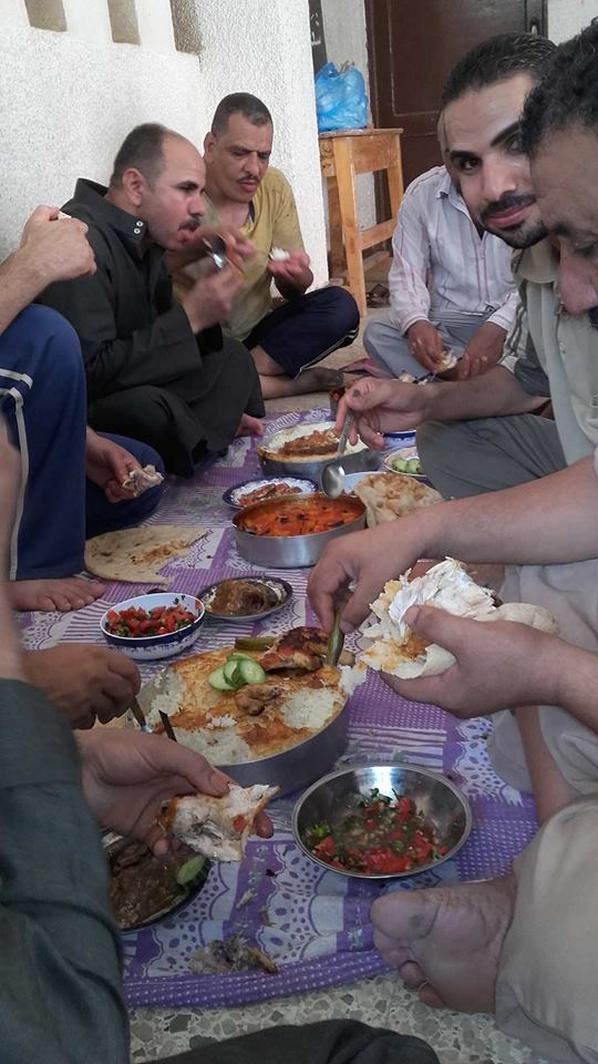 العمال أثناء تناول الطعام