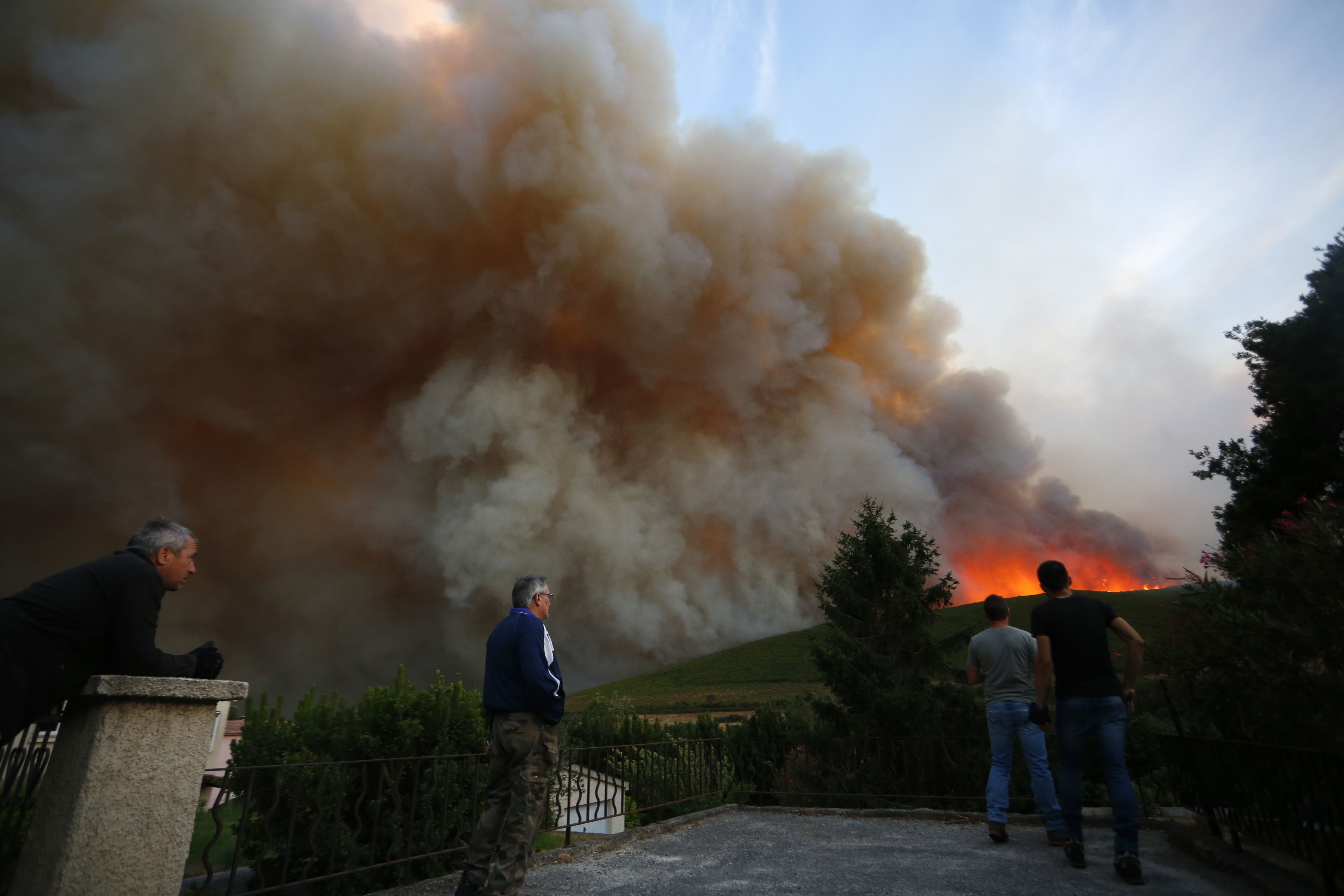 اجلاء السكان من كورسيكا  بسبب حرائق الغابات