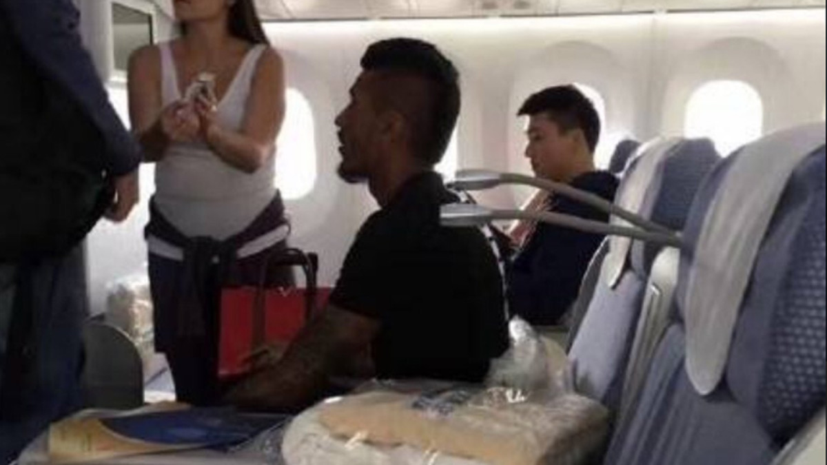 باولينيو لاعب برشلونة الجديد على متن الطائرة