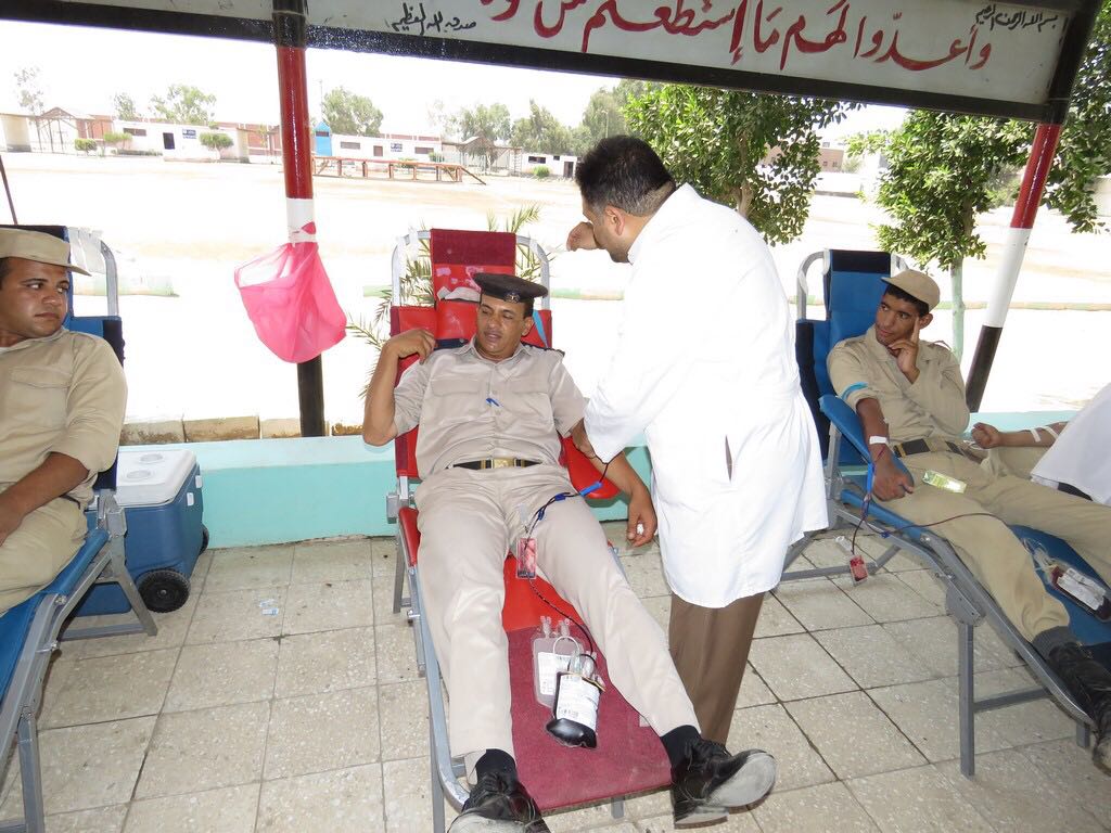 رجال الشرطة يتبرعون بالدم (1)
