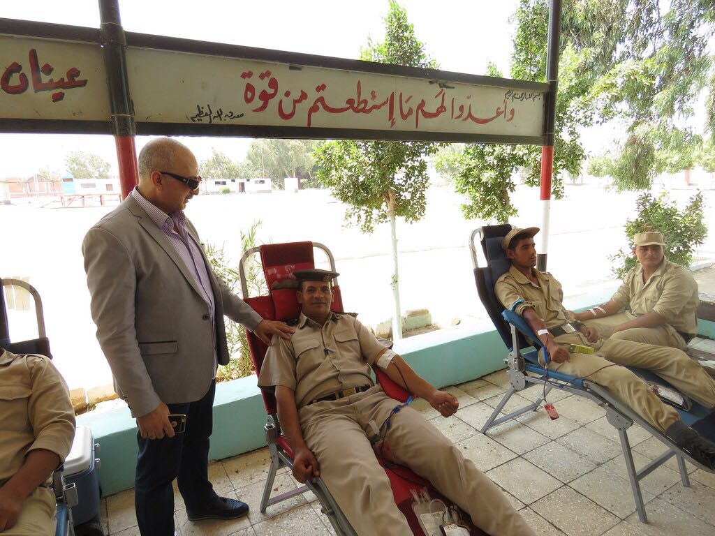 رجال الشرطة يتبرعون بالدم (2)