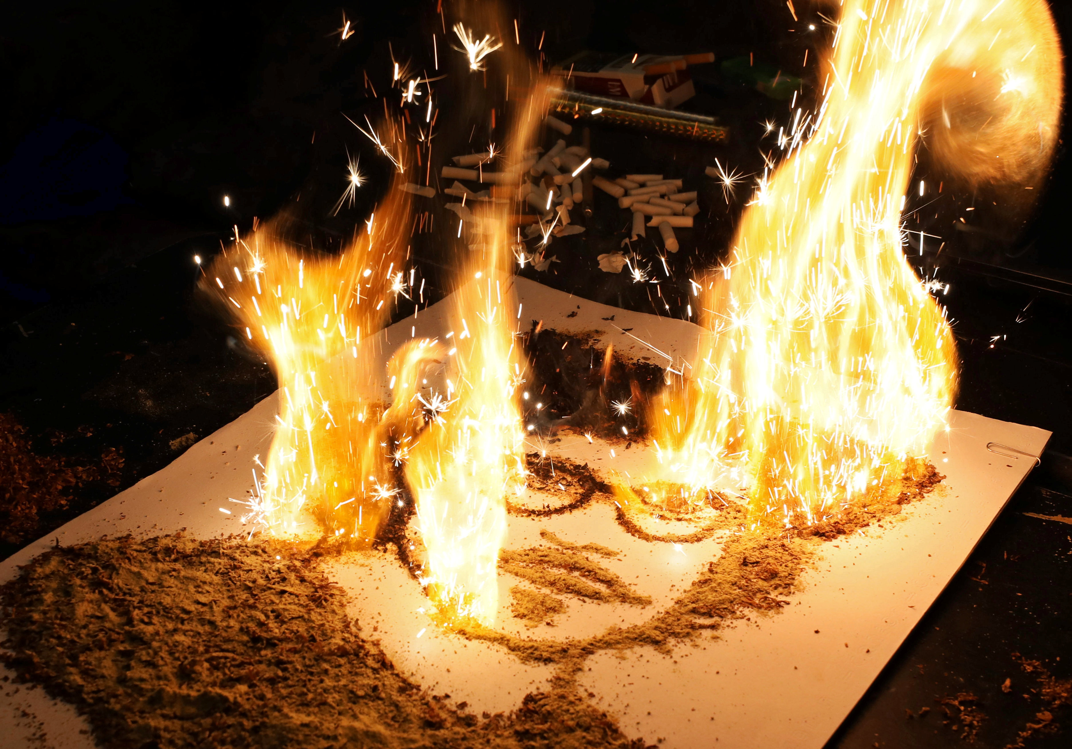 فنان مصري يضرم النار في لوحات