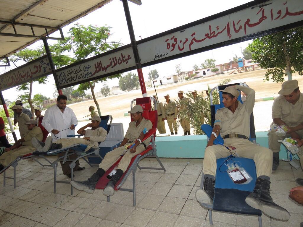 رجال الشرطة يتبرعون بالدم (4)