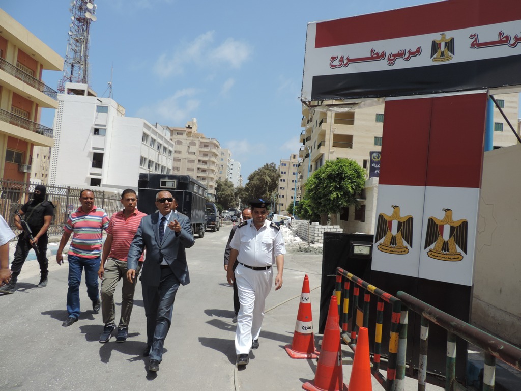           مدير أمن مطروح خلال تفقده قسم شرطة مرسى مطروح