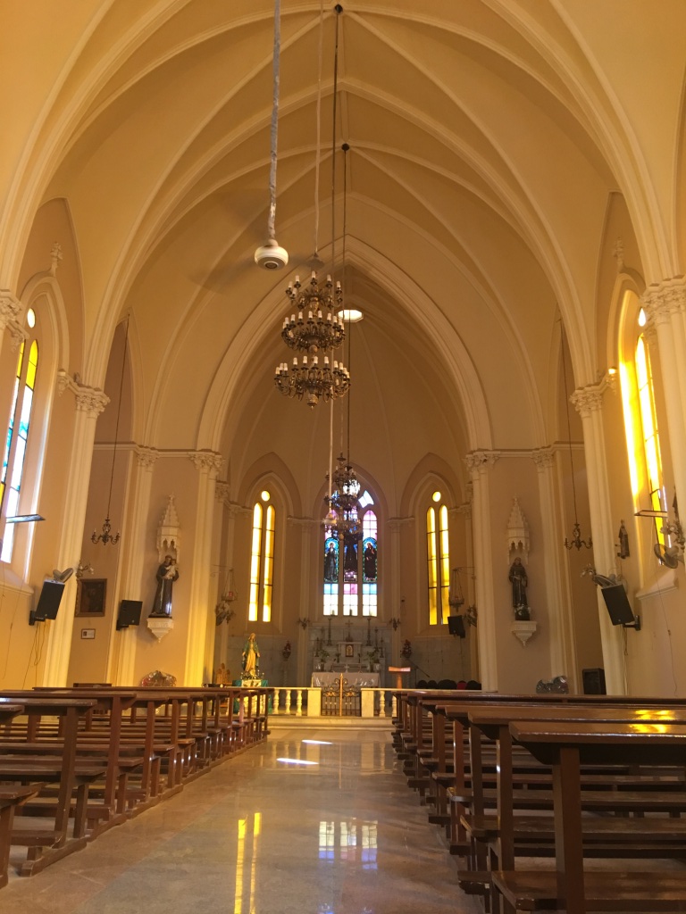 قاعة الصلوات بكنيسة سانت تريزا