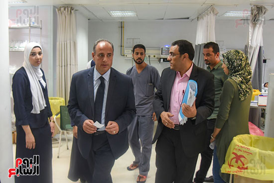 محمد سلطان خلال جولة بالمستشفيات