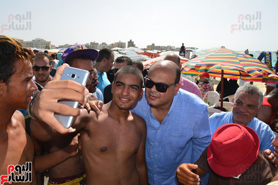            اللواء علاء ابو زيد يستجيب لالتقاط احد الشباب صورة سيلفي معه