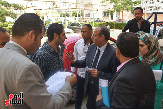 محافظ الإسكندرية خلال متابعة تداعيات الحادث