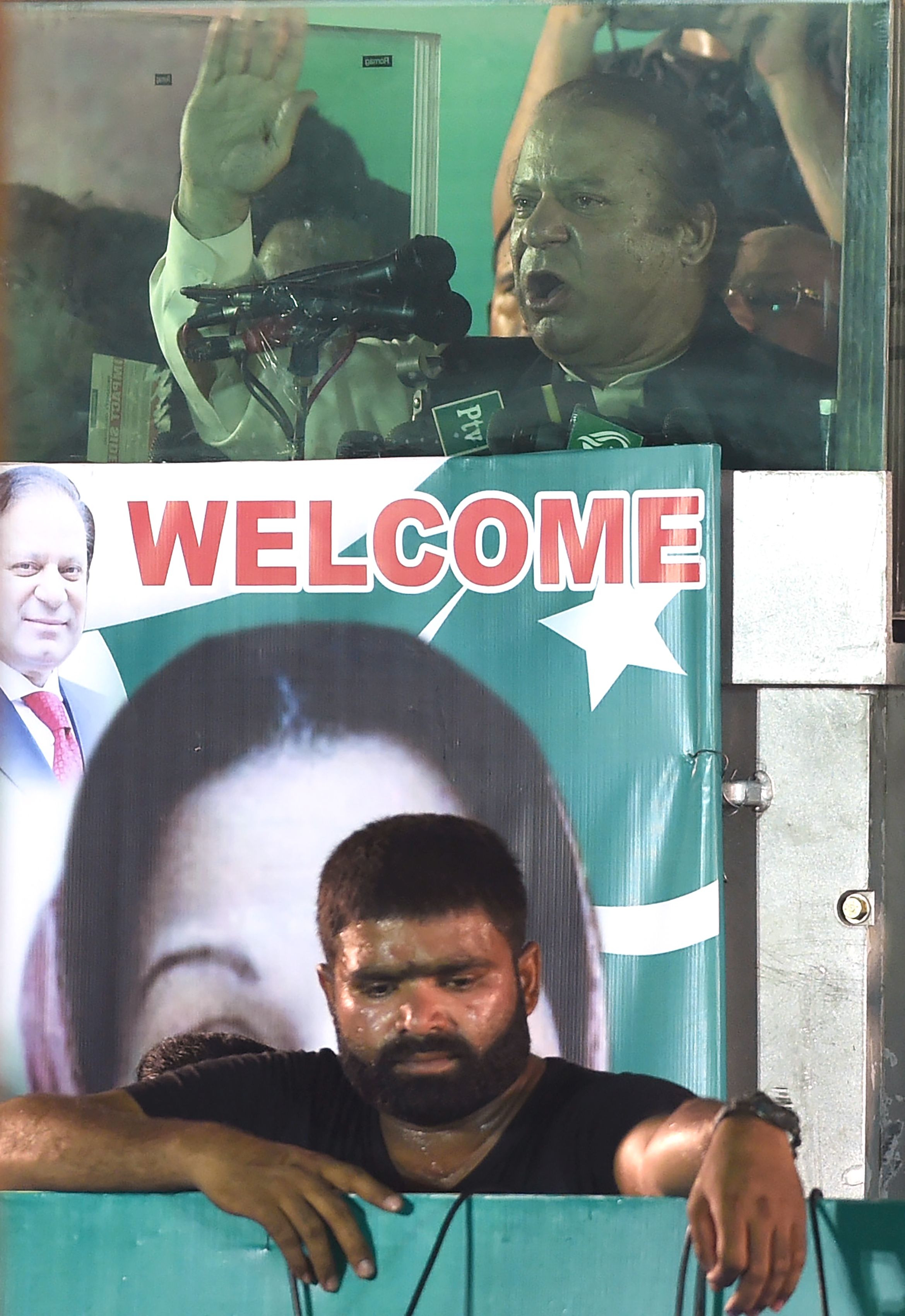 رئيس الوزراء الباكستانى السابق نواز شريف يحيى أنصاره