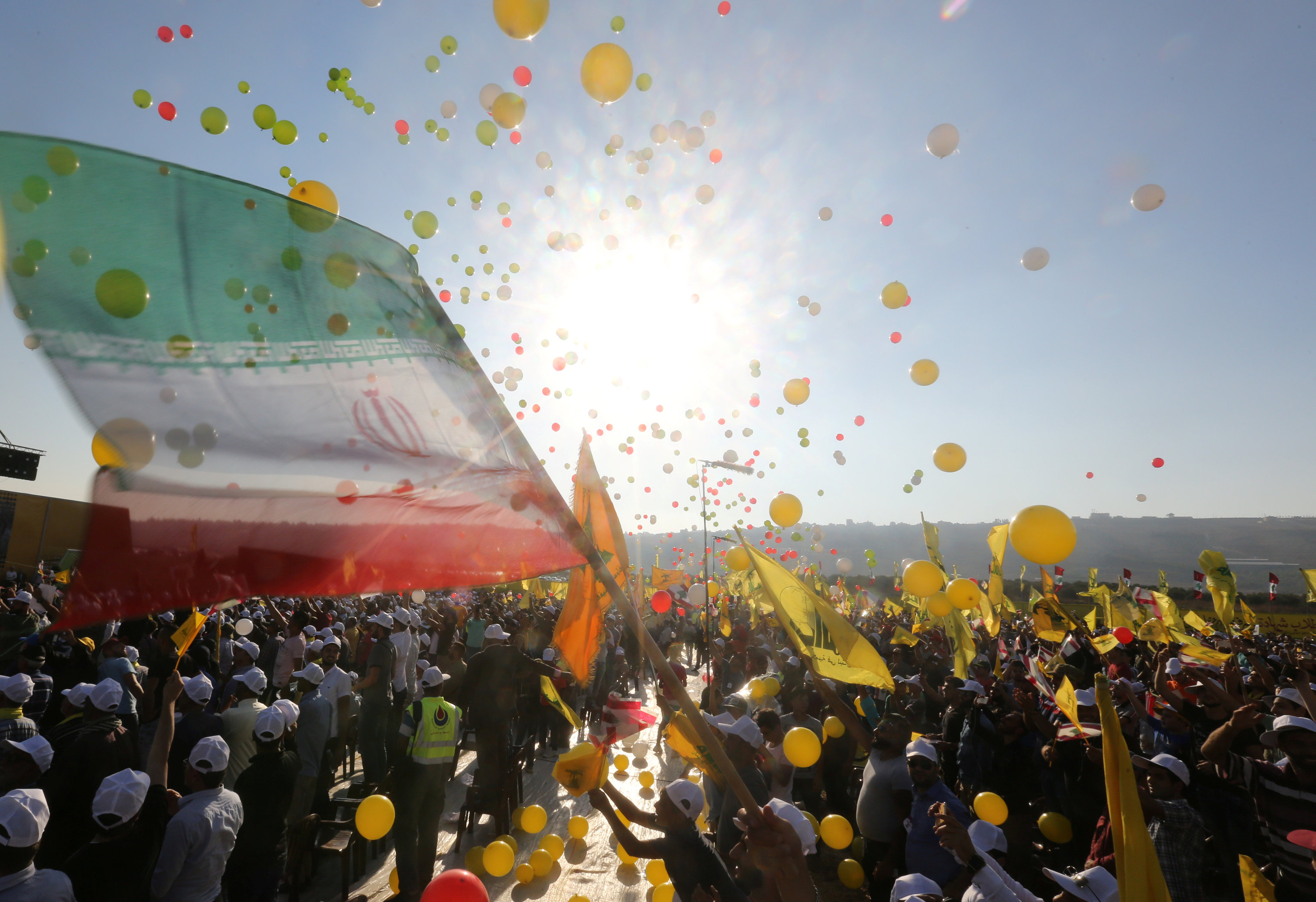 أعلام إيران تظهر خلال الخطاب