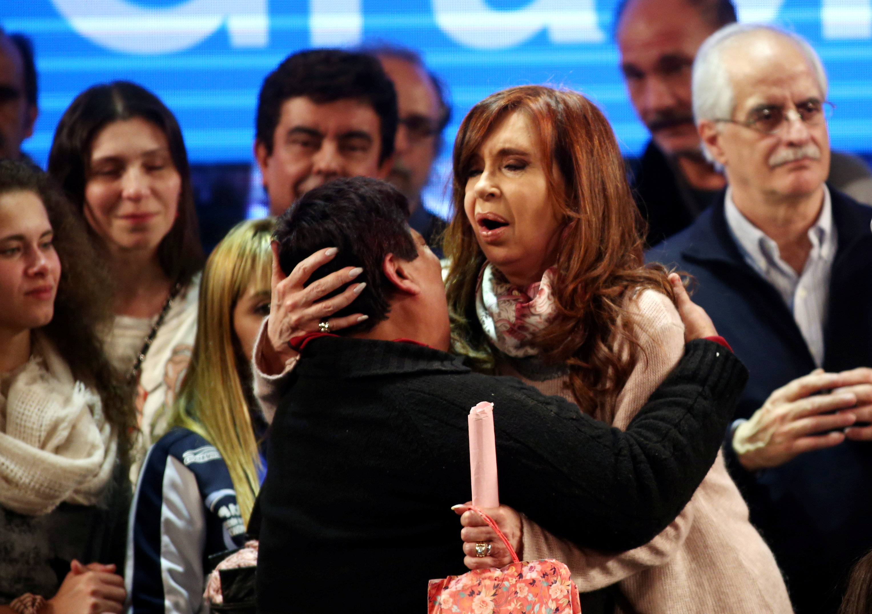 كريستينا فرنانديز تقبل أحد المشاركين في المؤتمر الانتخابي