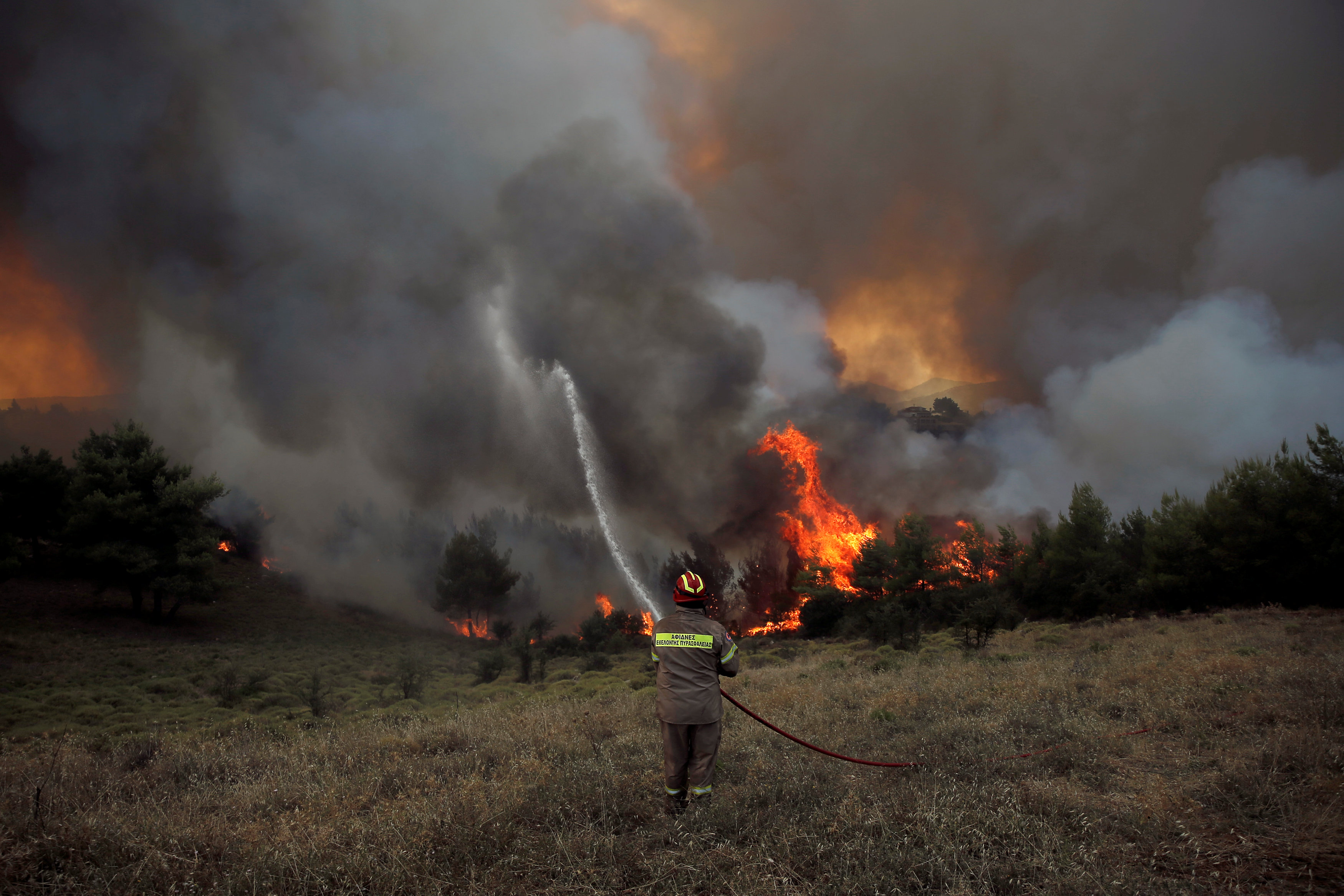 رجال الإطفاء يحاولون السيطرة على حريق غابات قرب أثينا
