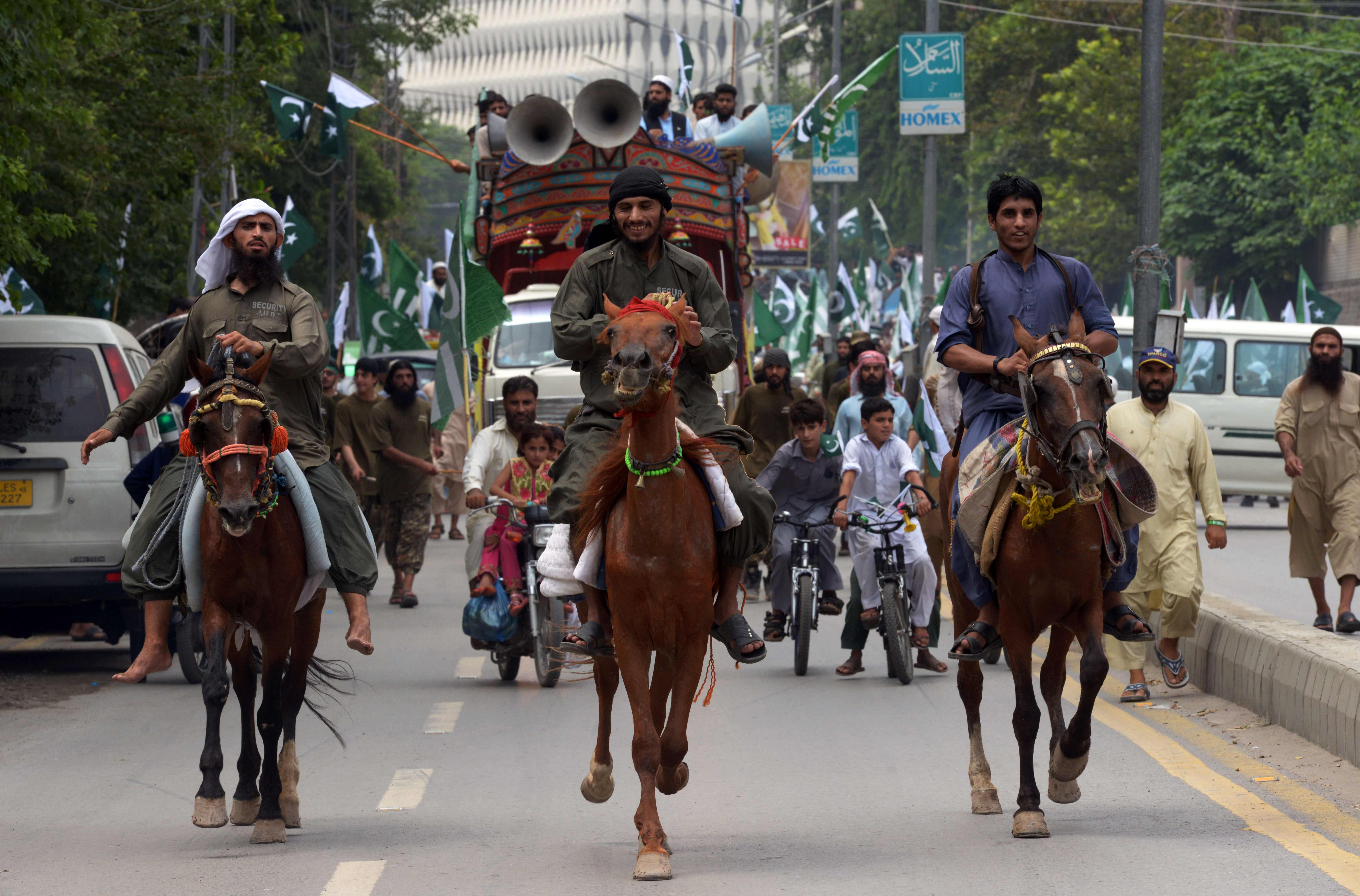 مسيرة بالخيول خلال الاحتفال بيوم الاستقلال
