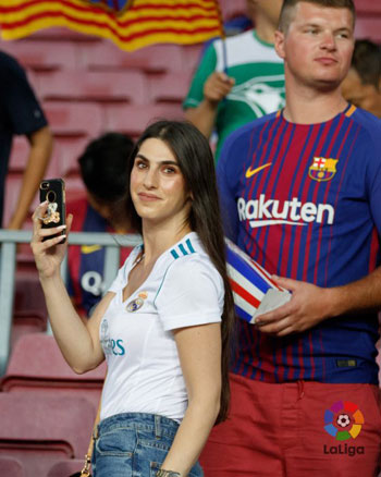 مشجع-برشلونة-مع-مشجعة-ريال-مدريد
