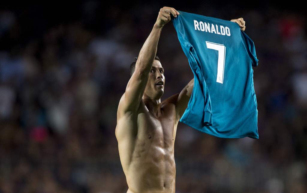 رونالدو يرفع قميصه فى وجه جماهير برشلونة