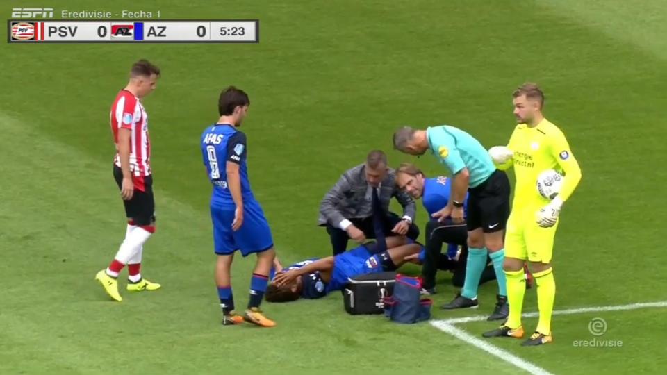 الفريق الطبى يحاول اسعاف اللاعب