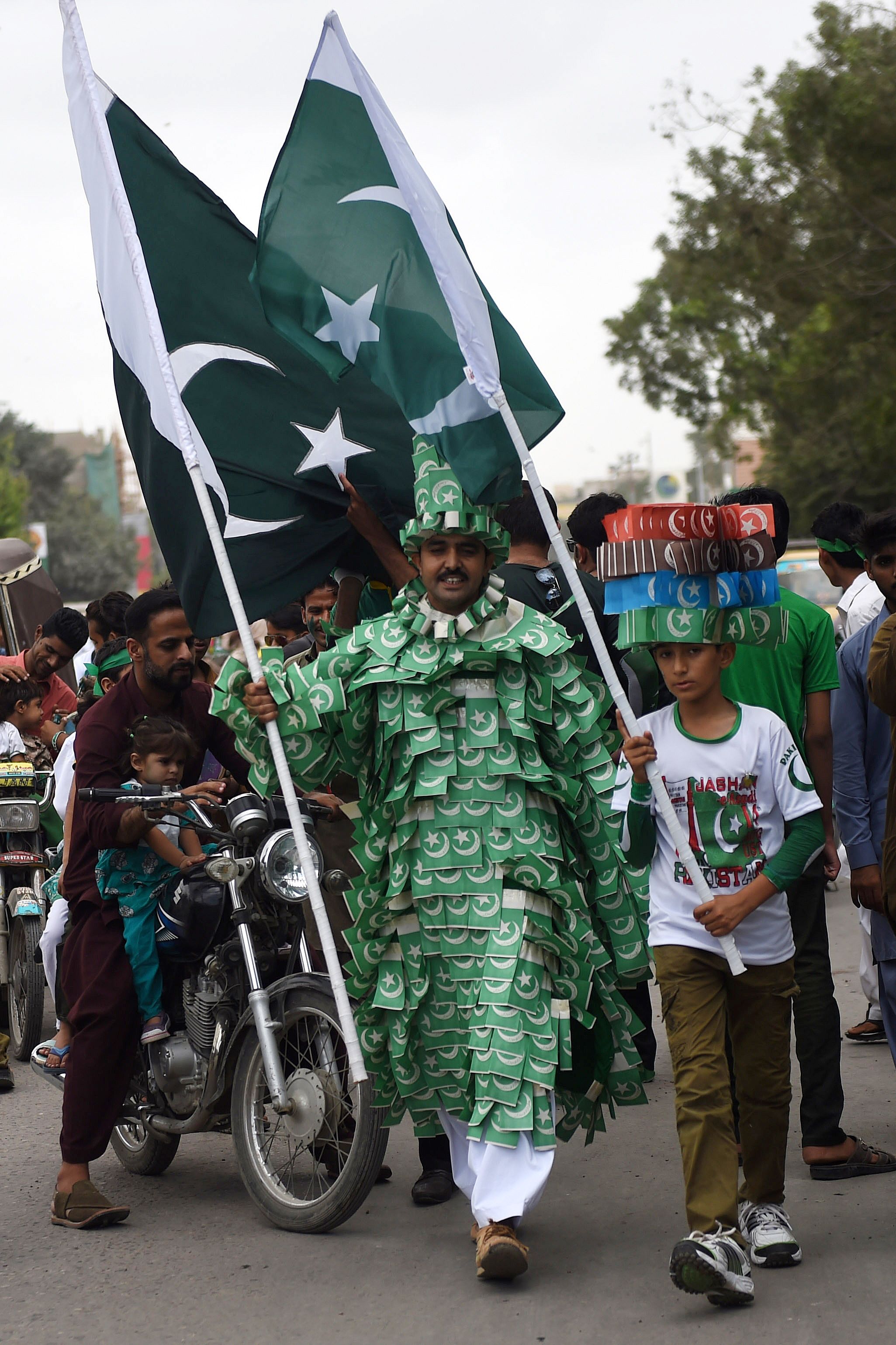 الباكستانيون يرفعون الأعلام احتفالا بعيد الاستقلال