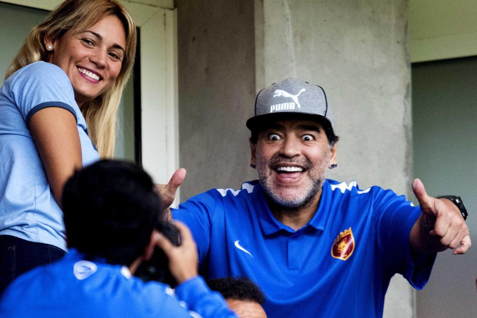 مارادونا يبتسم لأحد المصورين