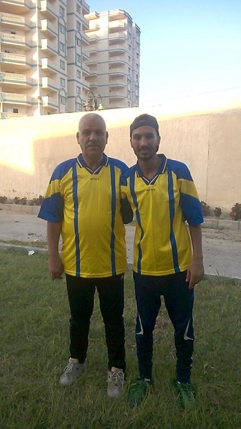 الكاتبن مجدى حسين مع أحد اللاعبين