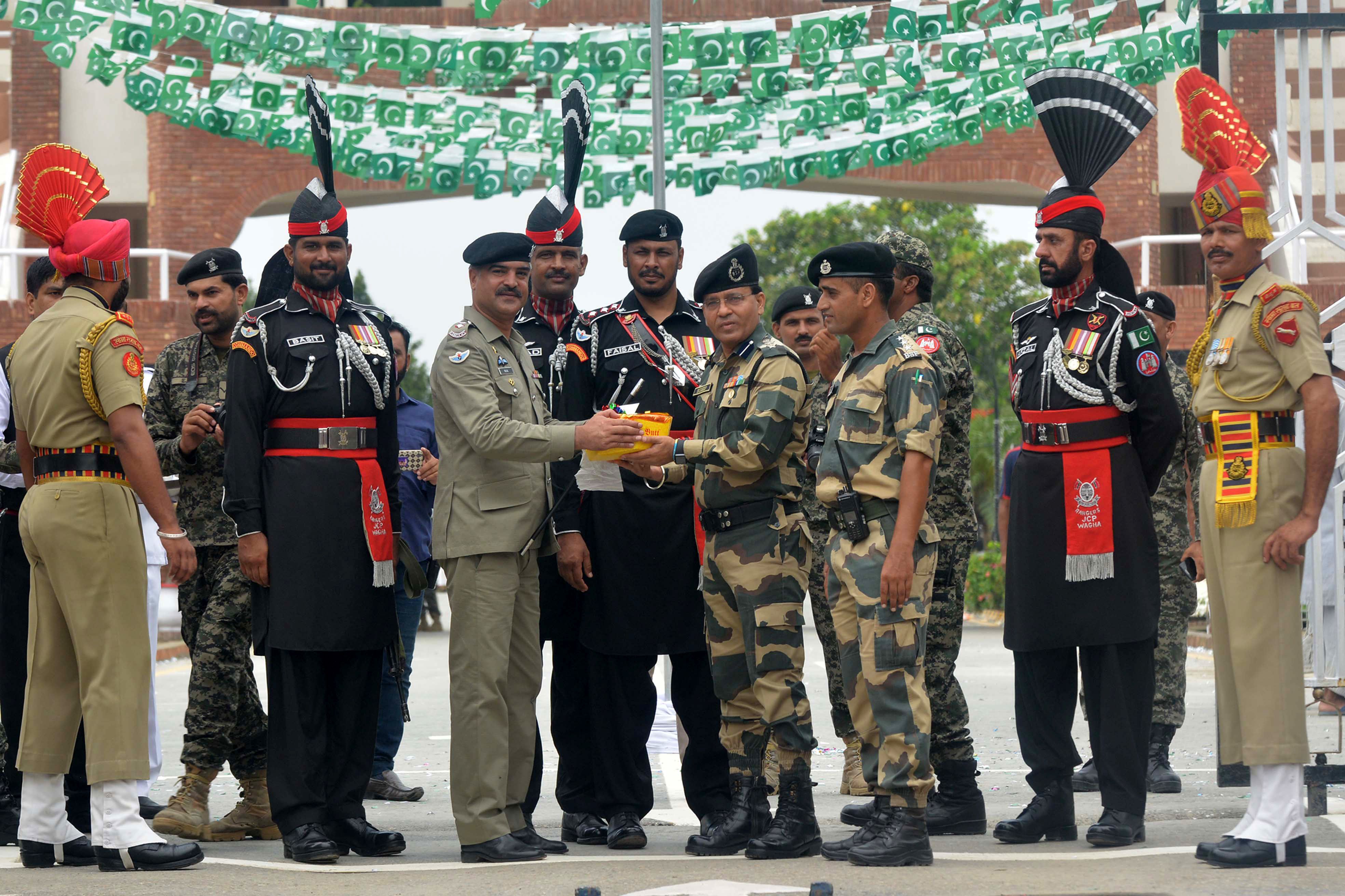 قائد القوات الباكستانية يقدم الحلوى لقوات الامن الهندية