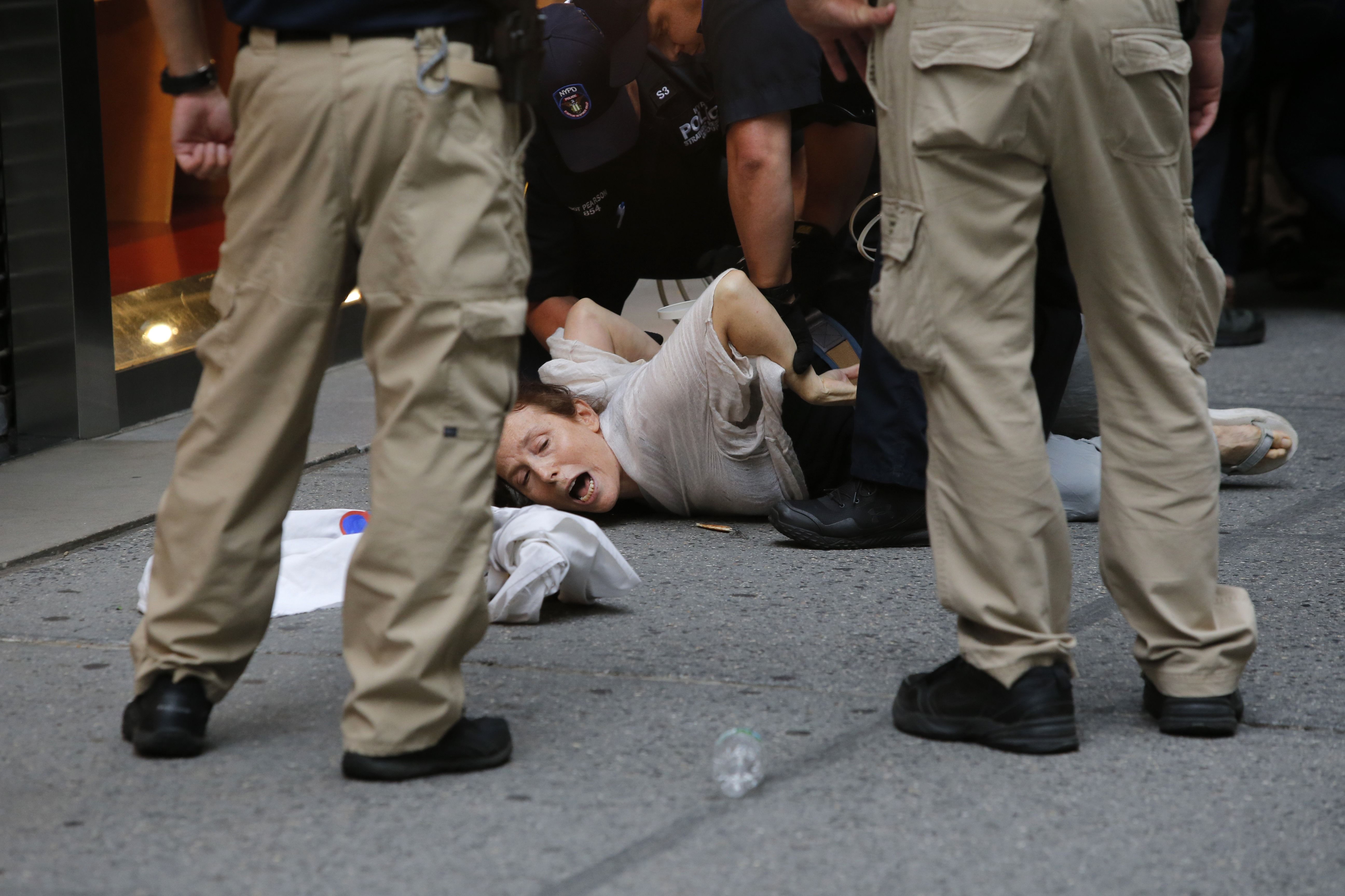 اعتقال أحد الناشطين (2)