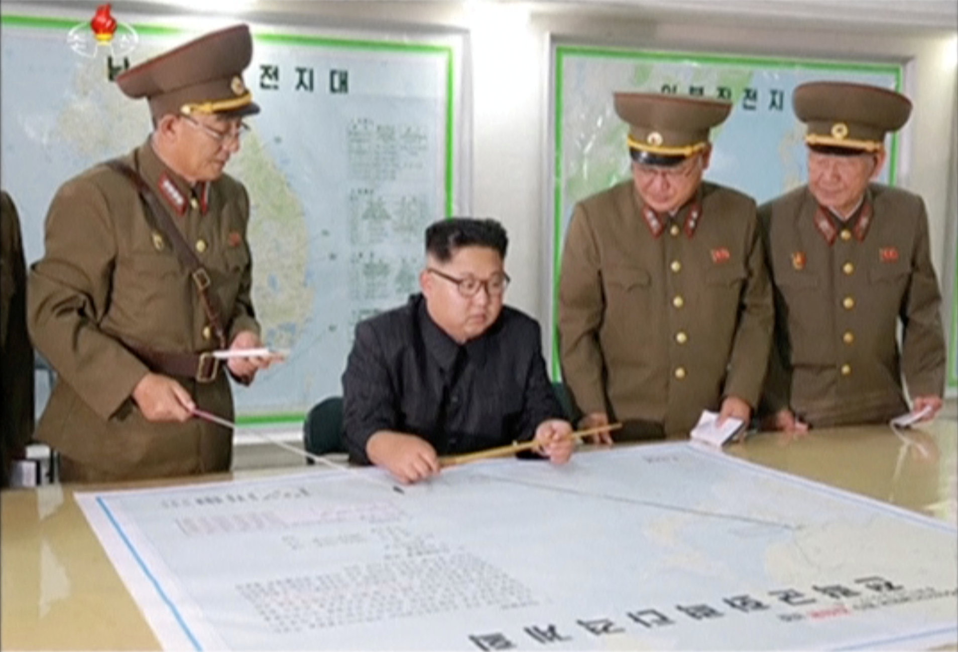 زعيم كوريا الشمالية أثناء اطلاعه على الخطة