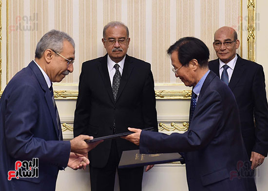 رئيس الوزراء يشهد توقيع اتفاقية مع شركة كورية لزراعة 300 ألف فدان بالقطارة (8)