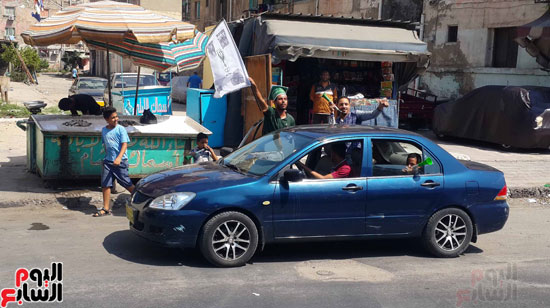 السيارات ترفع أعلام المصرى بالشوارع