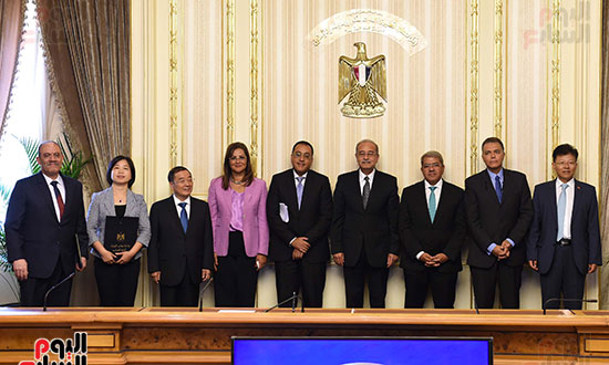 رئيس الوزراء يشهد توقيع عقد القطار المكهرب السلام -العاصمة الإدارية   (8)