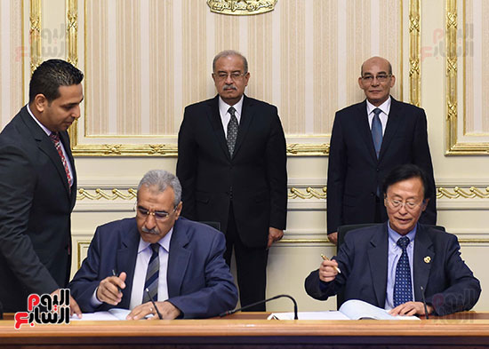 رئيس الوزراء يشهد توقيع اتفاقية مع شركة كورية لزراعة 300 ألف فدان بالقطارة (2)
