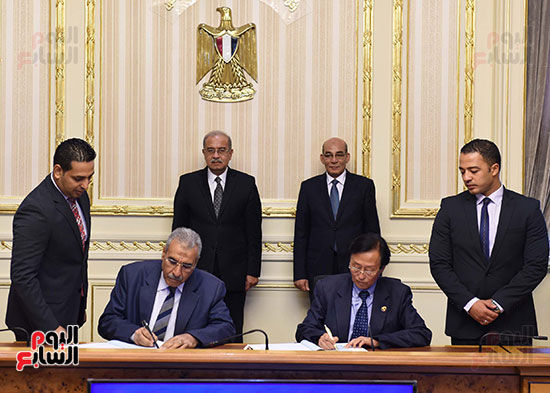 رئيس الوزراء يشهد توقيع اتفاقية مع شركة كورية لزراعة 300 ألف فدان بالقطارة (3)