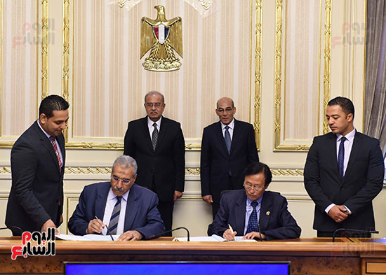 رئيس الوزراء يشهد توقيع اتفاقية مع شركة كورية لزراعة 300 ألف فدان بالقطارة (4)