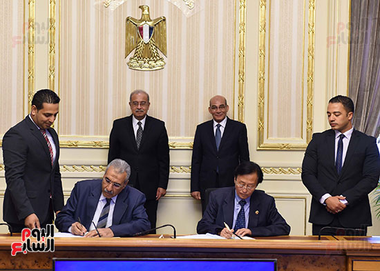 رئيس الوزراء يشهد توقيع اتفاقية مع شركة كورية لزراعة 300 ألف فدان بالقطارة (5)