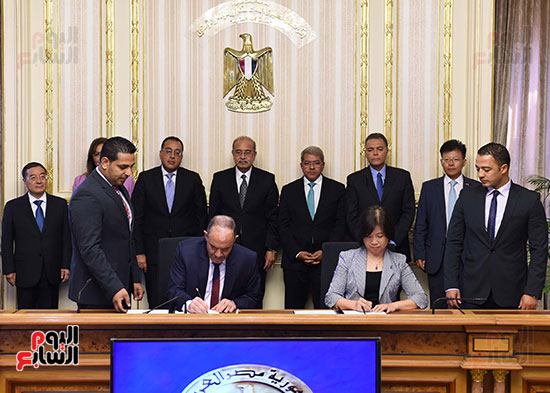 رئيس الوزراء يشهد توقيع عقد القطار المكهرب السلام -العاصمة الإدارية   (2)
