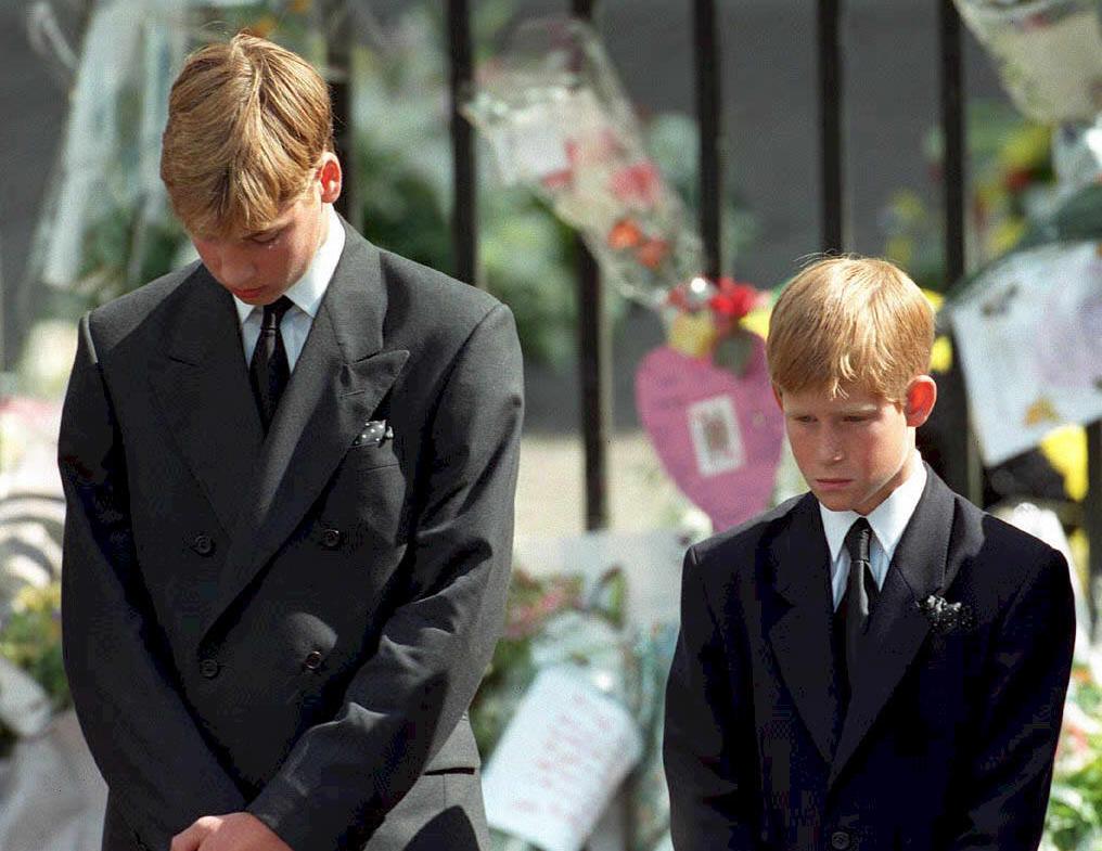 الأمير وليام وشقيقه هاري أبناء ديانا في جنازتها عام 1997