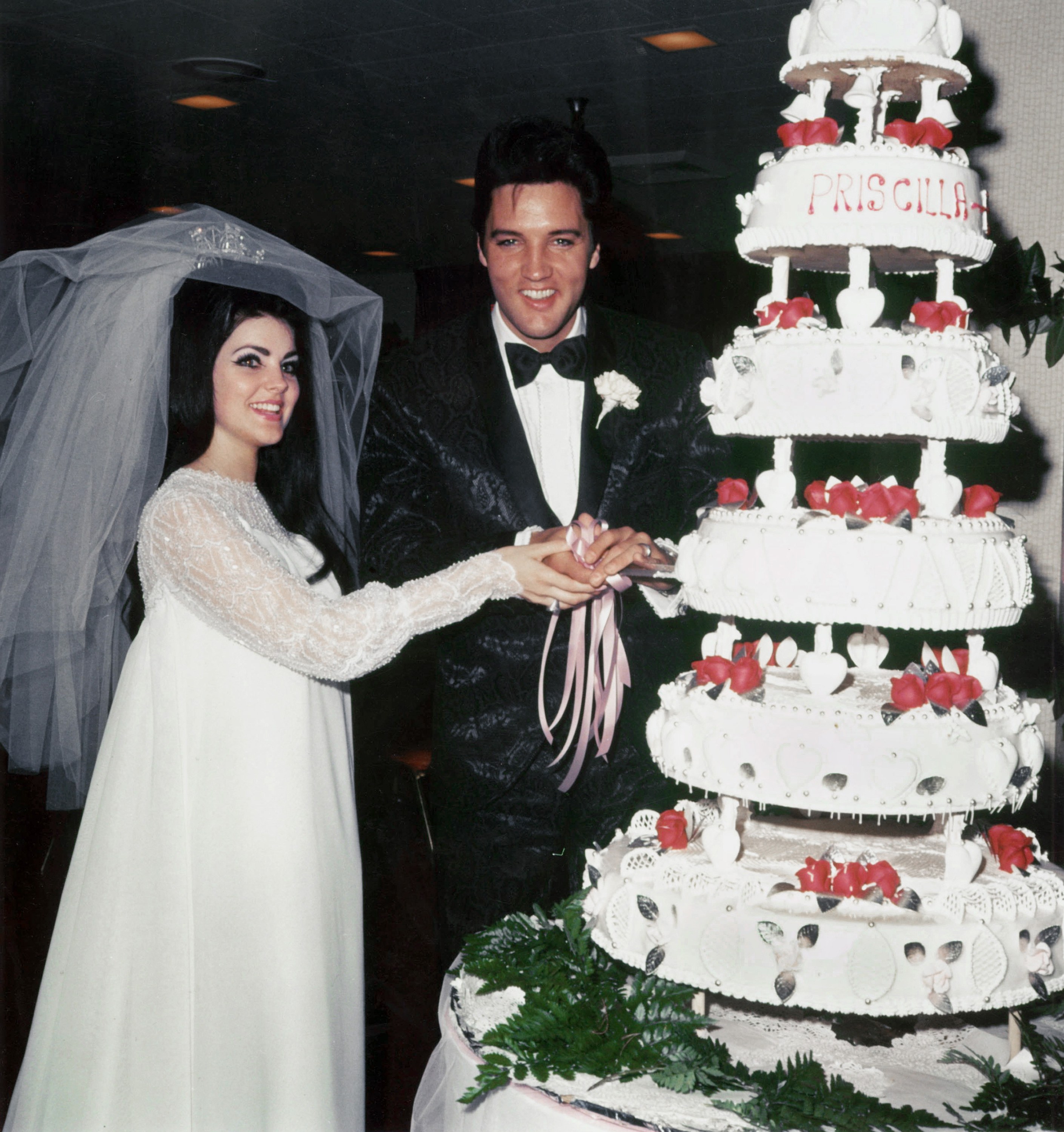 الفيس بريسلي وزوجته خلال تقطيع كعكه الزفاف  (1)