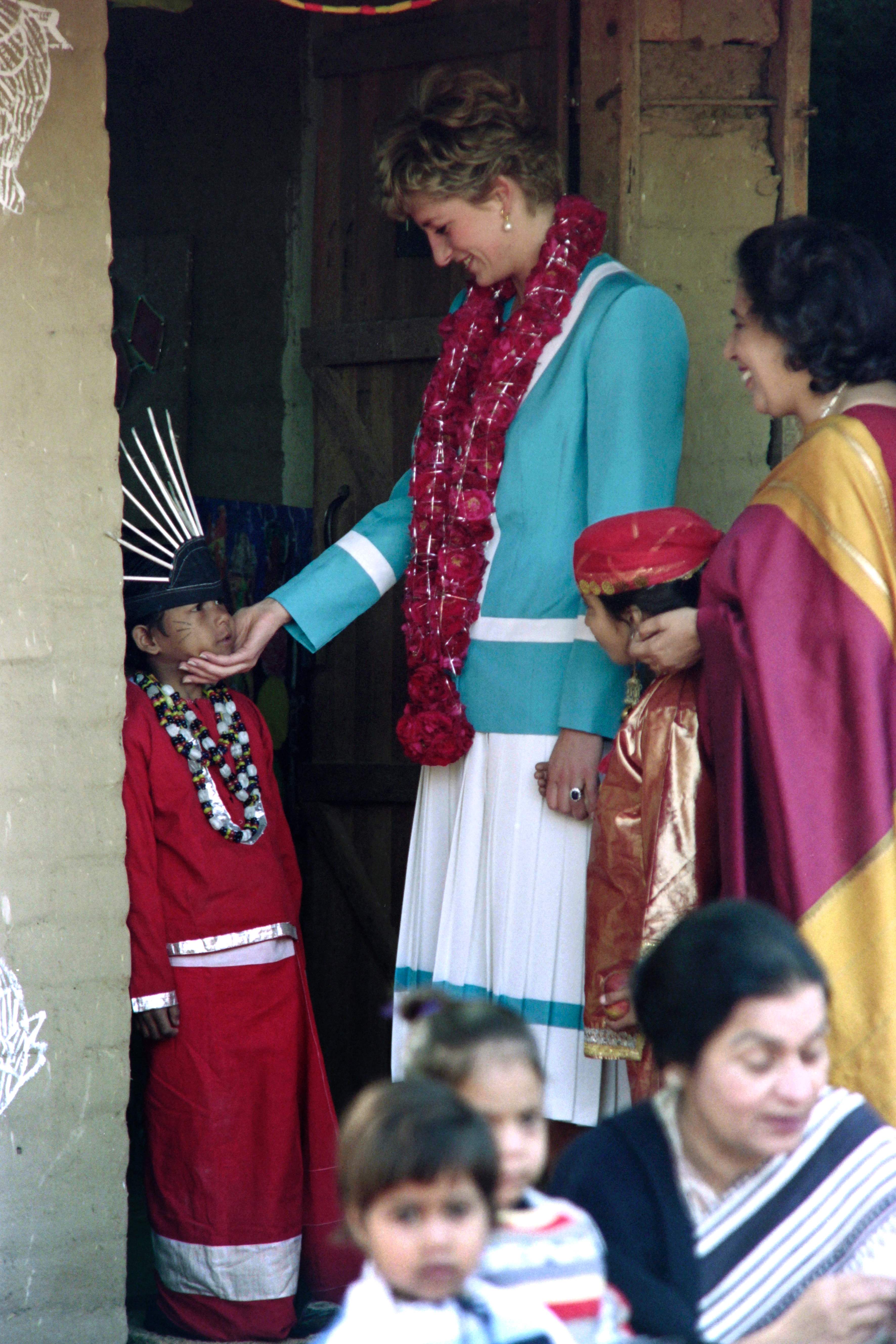 زيارة ديانا للمدارس الهندية عام 1992
